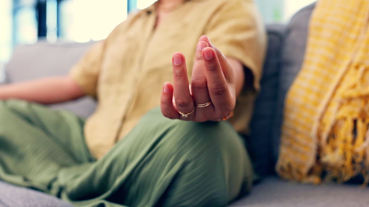 primer plano, manos y mujer en el sofá