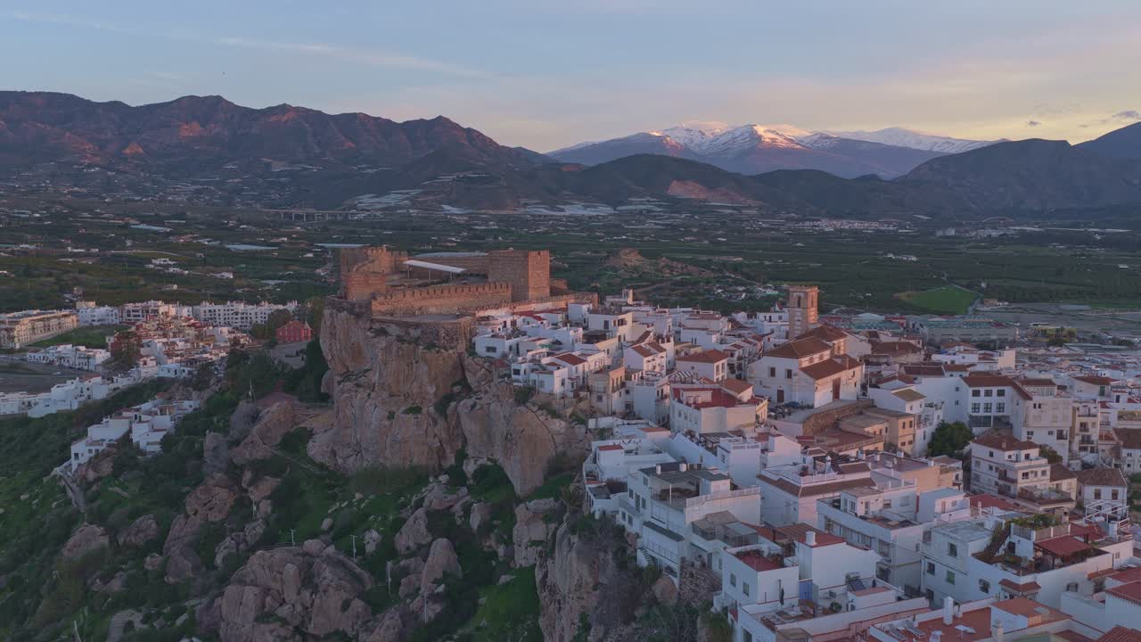 Vista aerea del castello di Salobreña in Andalusia con le montagne della Sierra Nevada