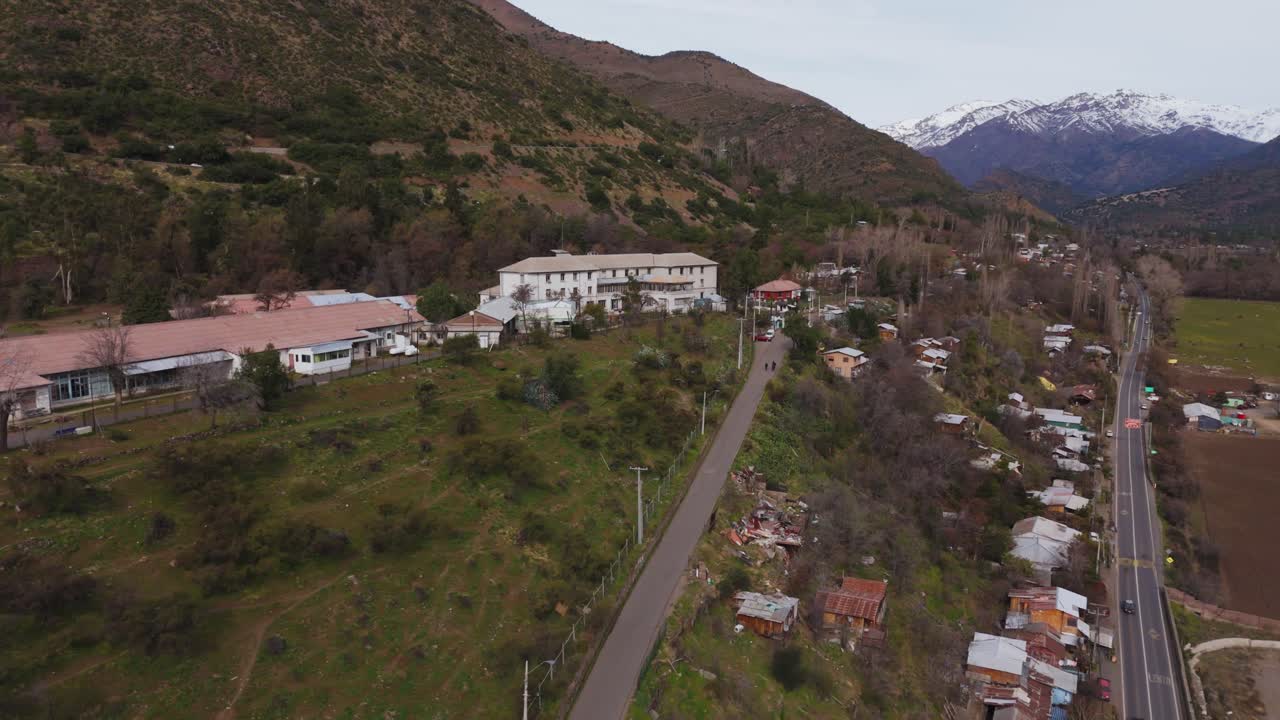vista aérea de una ciudad en un valle de montaña