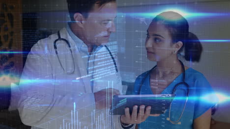 animación del procesamiento de datos de codificación binaria sobre un médico masculino y femenino usando una tableta