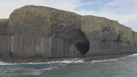 fotografía de las famosas columnas de basalto en la cueva de fingals en la isla de staffa