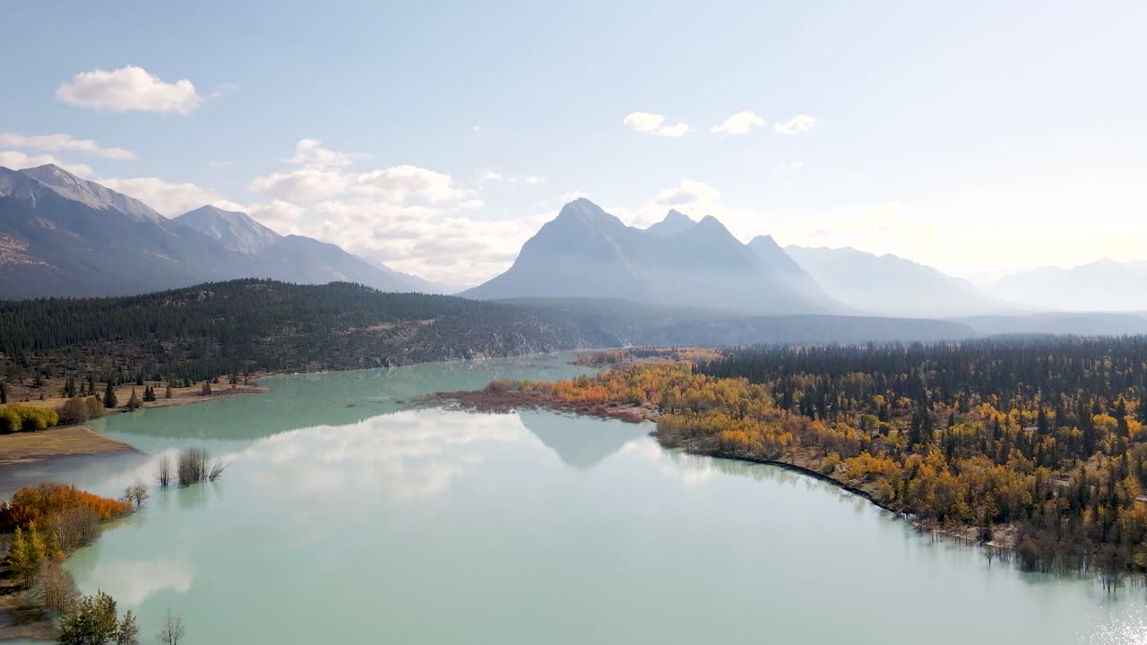 drone descendiendo sobre el lago abraham en alberta