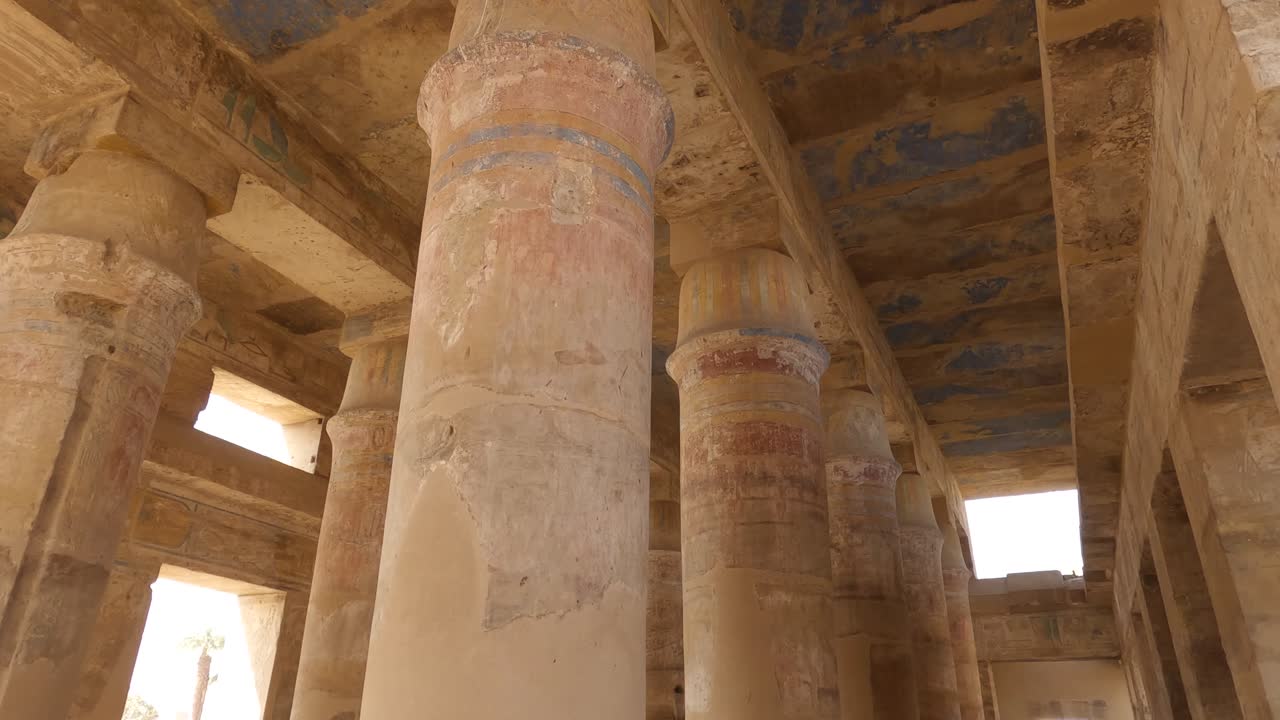 columnas en el templo hipóstilo de karnak, pilares de la antigua civilización egipcia