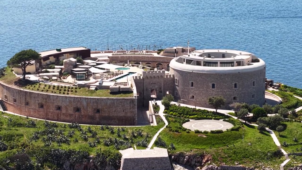 Isola di Mamula, Montenegro. Ripresa con drone delle antiche mura della fortezza trasformate in un moderno resort con eliporto e piscine.