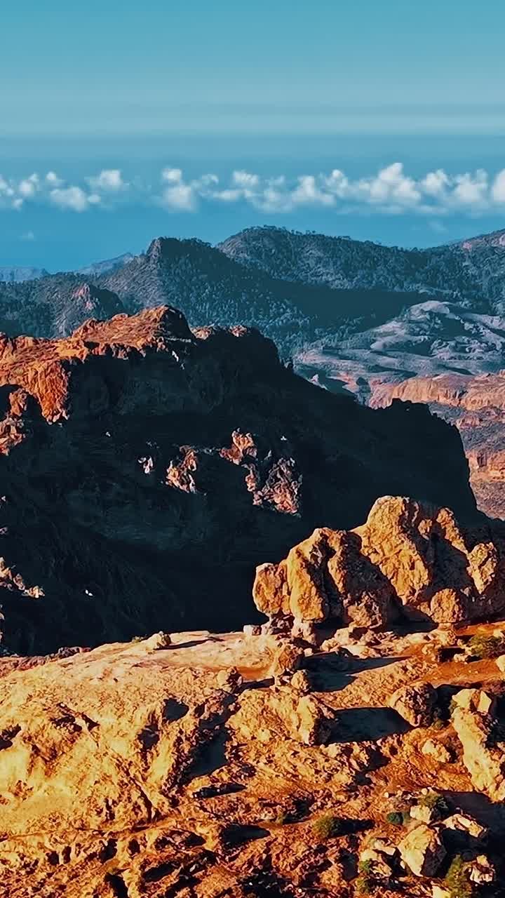Veduta aerea delle montagne di Gran Canaria, Spagna, con l'oceano in lontananza