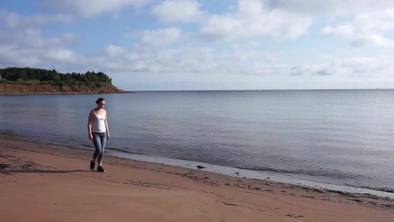 해변에 산책하는 여자