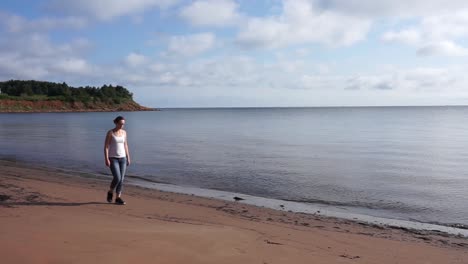 mujer caminando en la playa