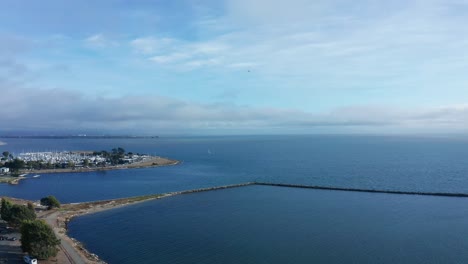 La-Bahía-Y-El-Maravilloso-Día-La-Luz-Del-Sol-En-Las-Nubes-Y-La-Niebla