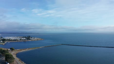 la bahía y el maravilloso día la luz del sol en las nubes y la niebla