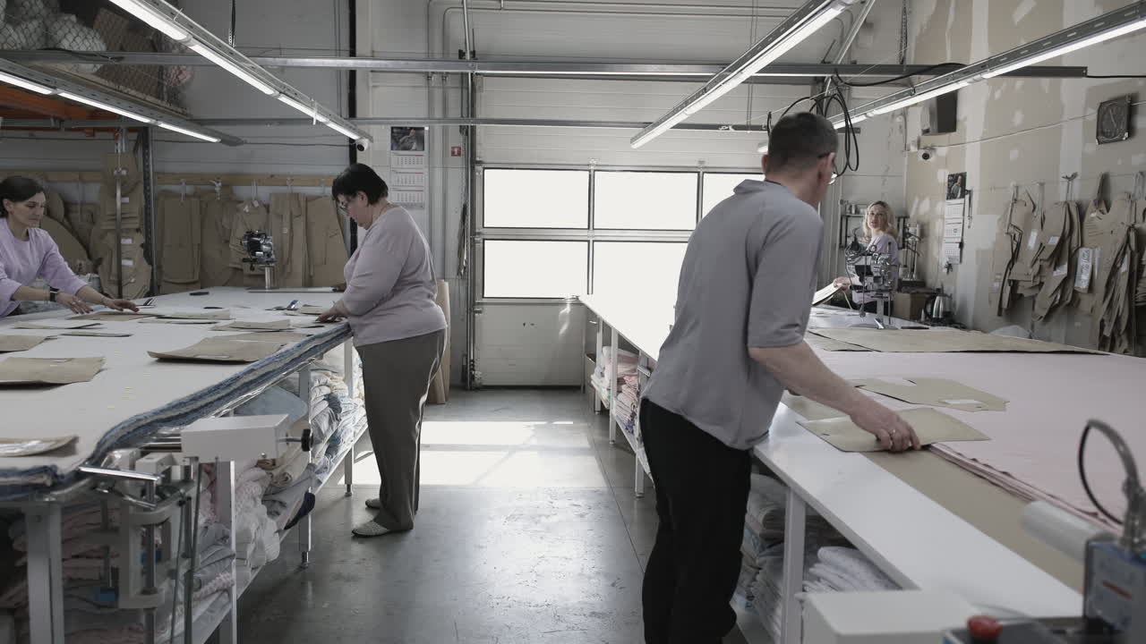 Operai di una fabbrica di abbigliamento al lavoro