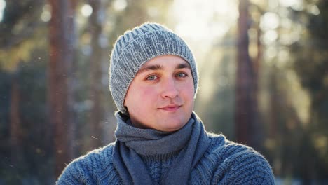 hombre en el bosque de invierno