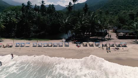 Toma-Aérea-De-La-Bahía-De-La-Playa---Aragua-Venezuela,camión-A-La-Izquierda-A-Lo-Largo-De-La-Playa