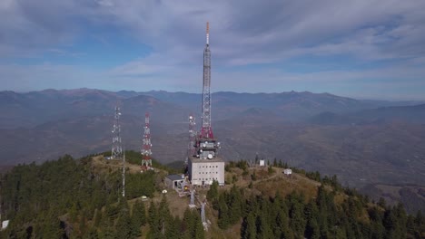 cumbre de heniu, rumania - telecomunicaciones en el exuberante pico de la montaña con hermosas montañas en el fondo - tiro panorámico de drones