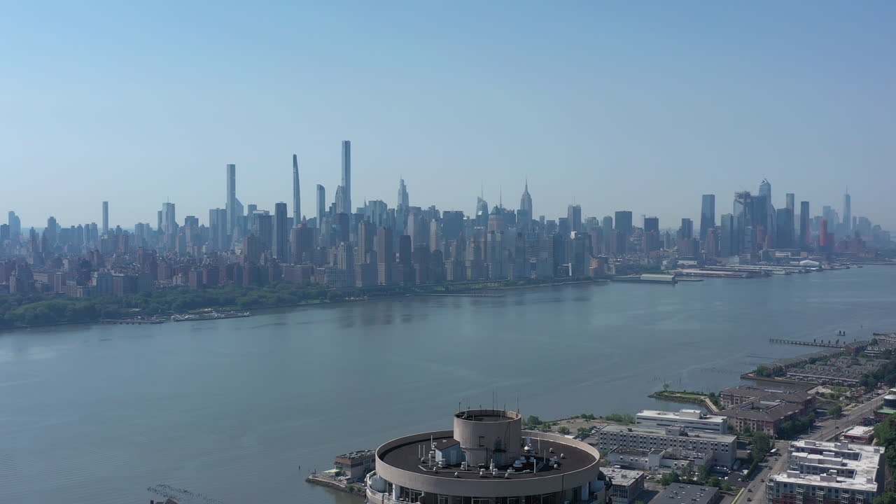 вид с беспилотника на реку гудзон в штате нью-йорк, вид на юг в солнечный день