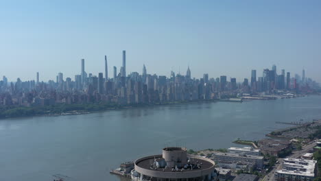 Eine-Drohnenansicht-Des-Hudson-River-In-New-York-Mit-Blick-Nach-Süden-An-Einem-Sonnigen-Tag