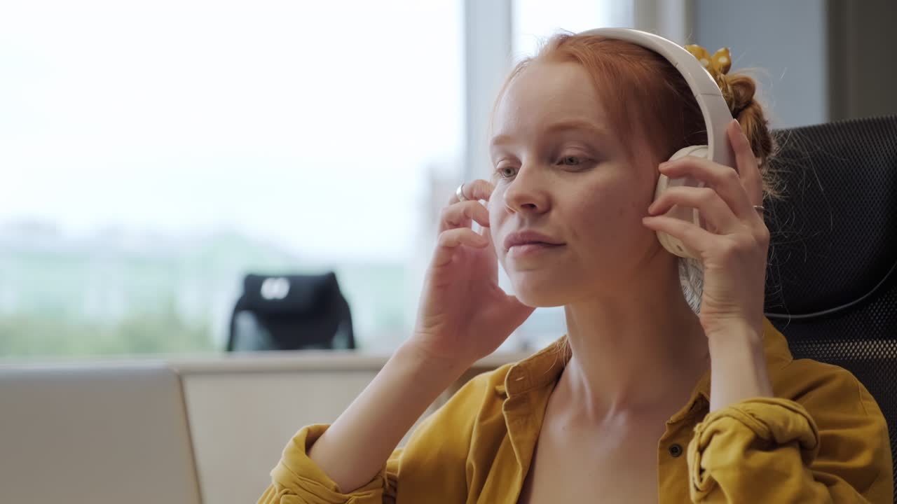 mujer con auriculares trabajando en la oficina