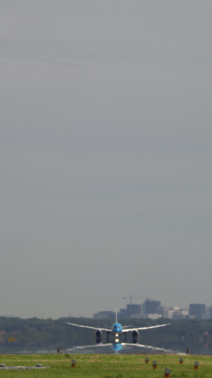 aterrizaje o despegue del avión en el aeropuerto