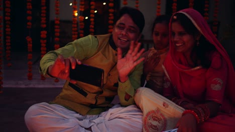 los padres jóvenes con la hija celebran decoran para el festival de diwali