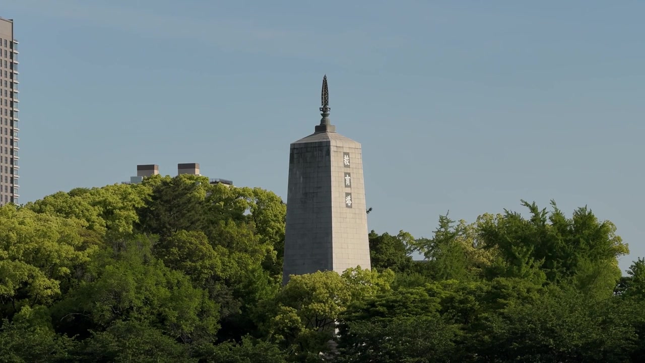 Torre commemorativa in pietra Kyoikuto Education Tower nel parco del castello di Osaka, Giappone
