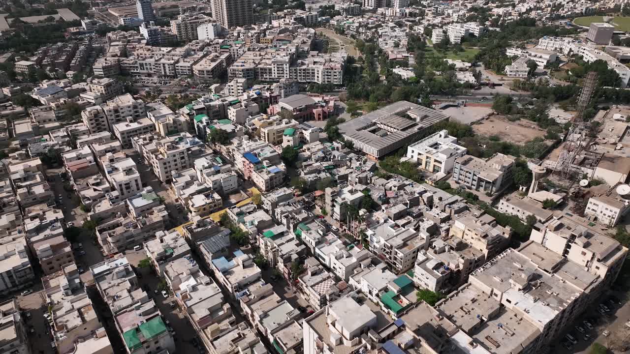 Veduta aerea della città di Karachi circondata da case e strade