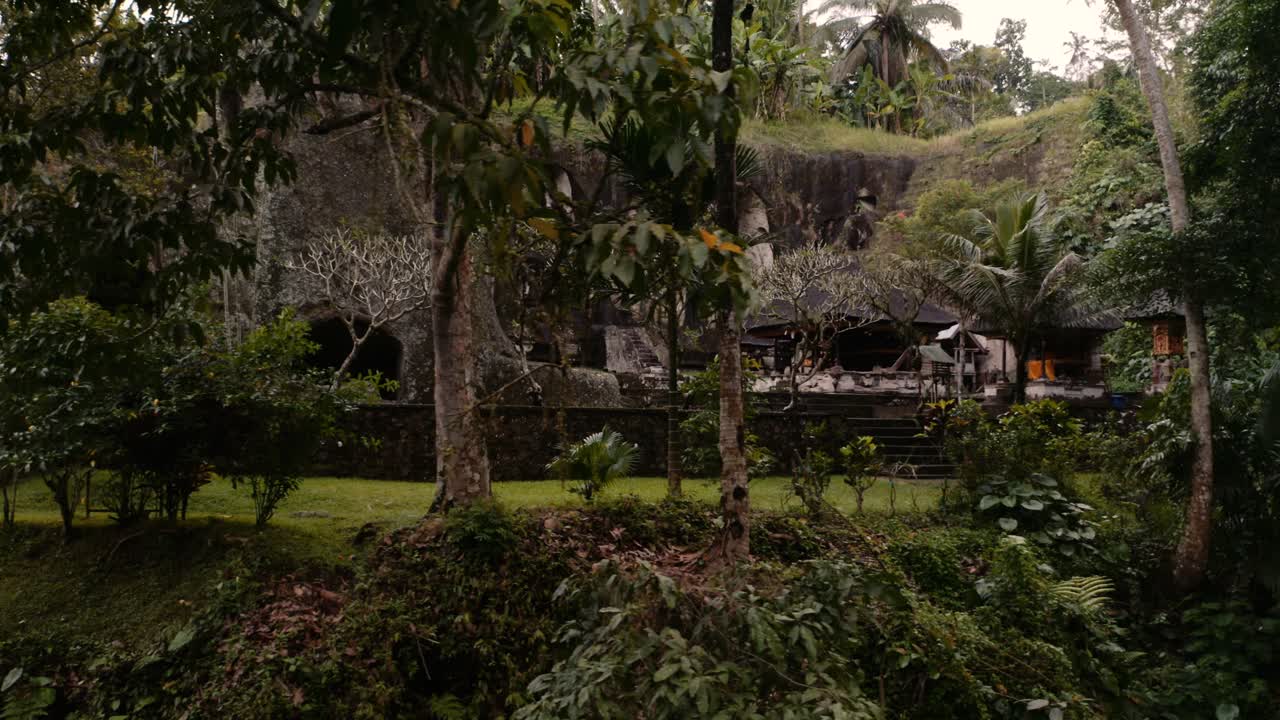 impresionantes santuarios en el templo hindú en el bosque tropical de ubud, bali