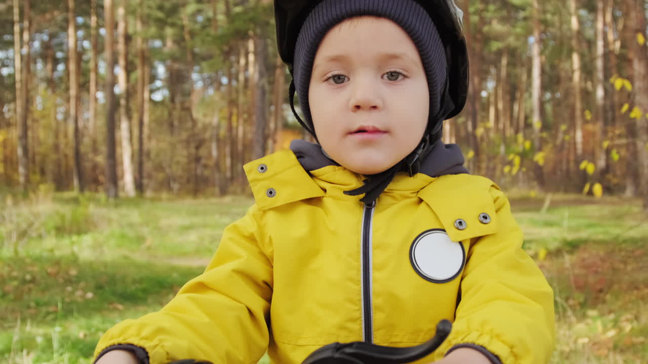 Söpö pieni poika potkupyörällä