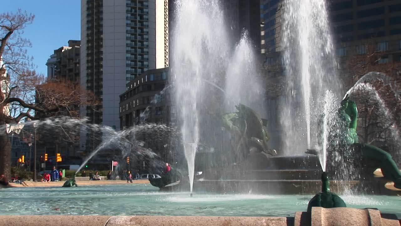 카메라는 사계절의 분수와 고층 건물을 배경으로 패닝합니다.