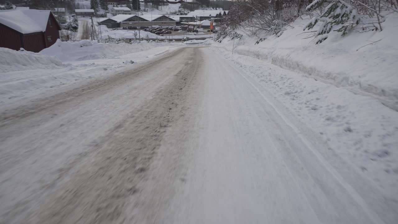 시골의 눈 덮힌 비포장 도로 - 공중 낮음