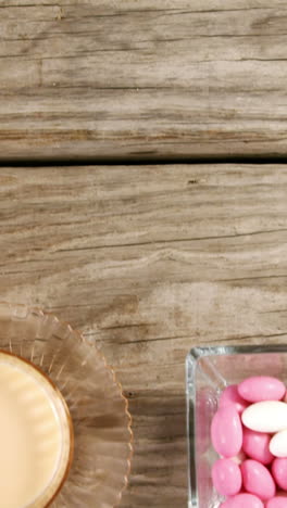 dulces, una taza de té, papel arrugado y flores blancas