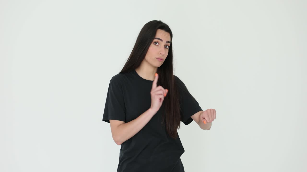 Donna che indica impaziente il suo orologio