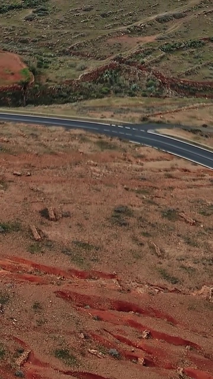 Vista aérea de Fuerteventura mostra estrada sinuosa na Espanha