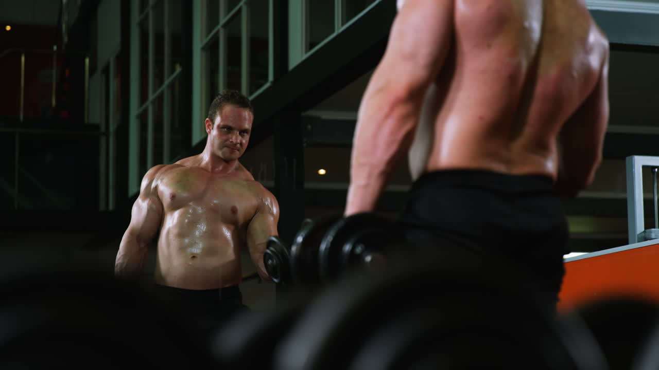 hombre levantando pesas pesadas