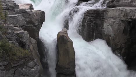 cascada en las montañas rocosas
