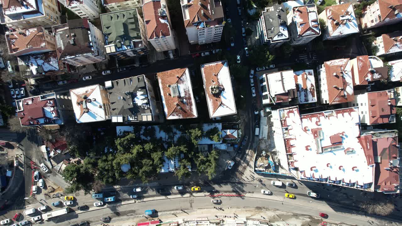 눈 인 지붕 건물