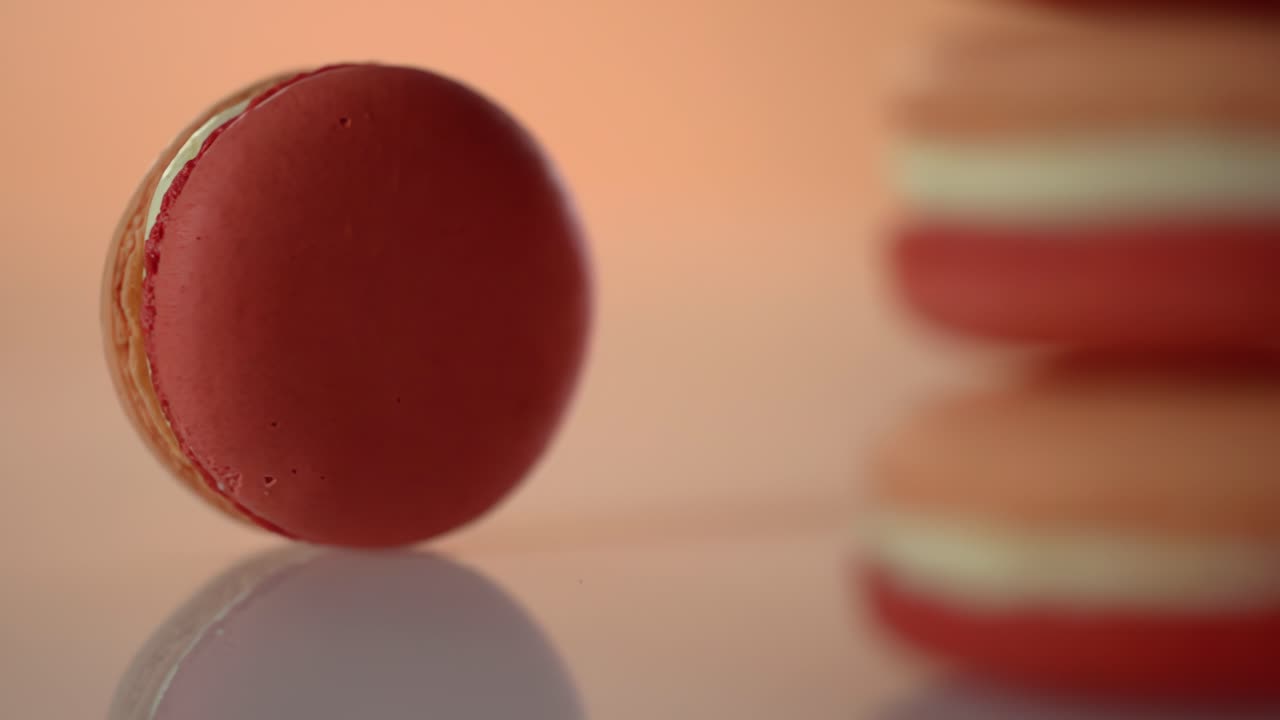 el macaron está parado de lado girando