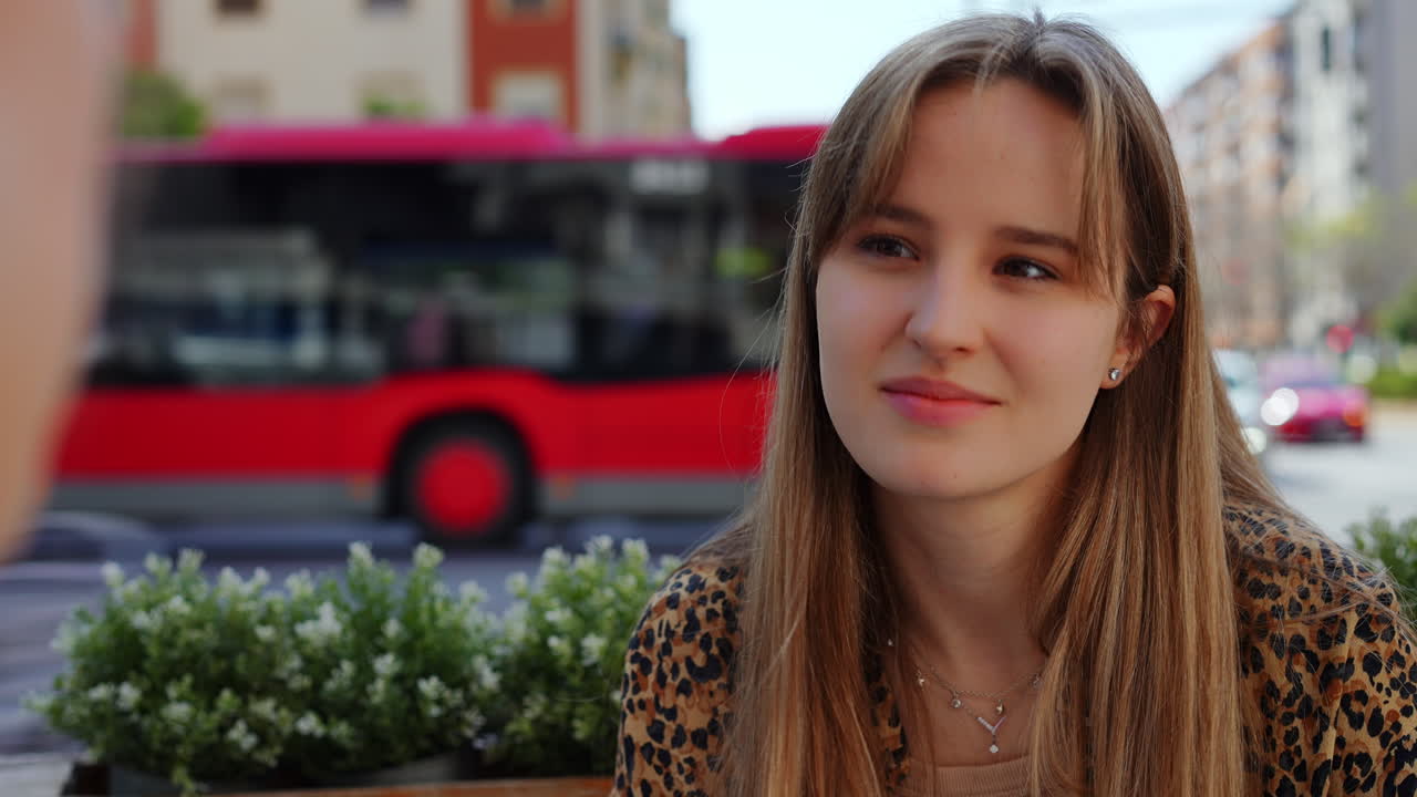 야외에서 젊은 여자