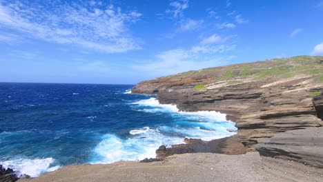 las olas del océano pacífico golpean la costa rocosa de la isla hawaiana de oahu.