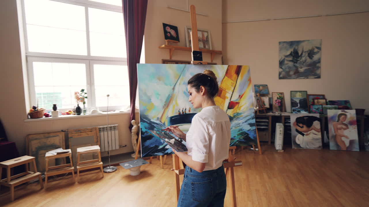 Kvinde, der maler i et kunststudie