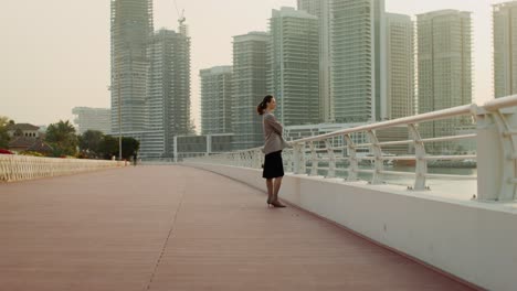 mujer de negocios en un puente de la ciudad