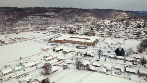 Vista-Aérea-De-Drones-De-Ironton,-Ohio-Y-Los-Apalaches-Cubiertos-De-Nieve