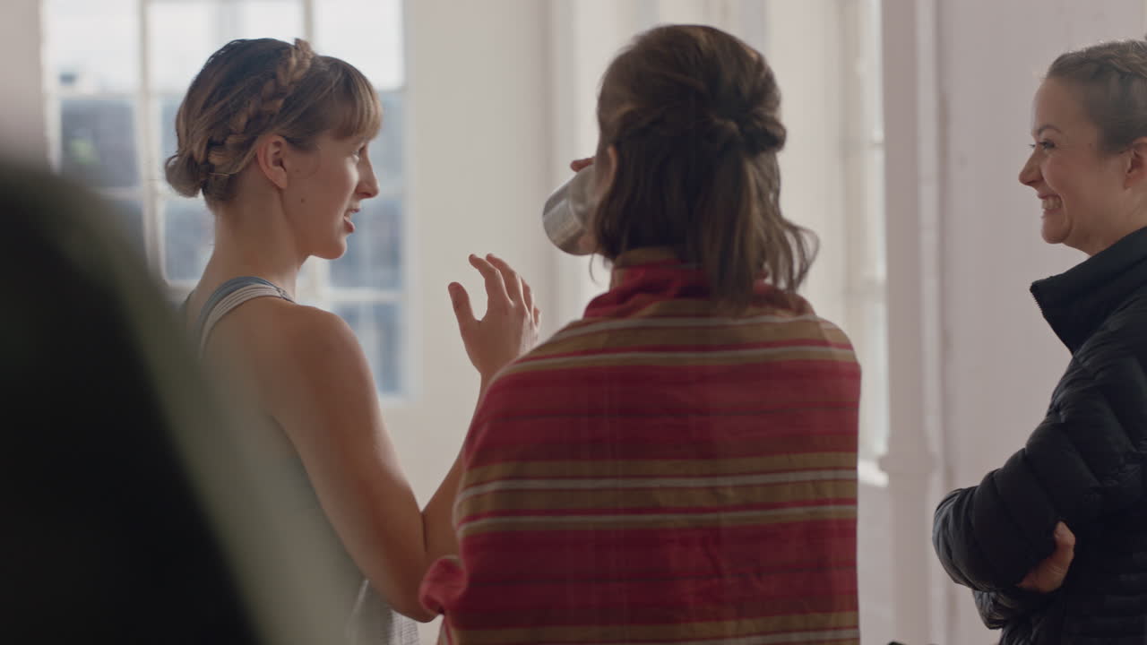 요가 수업 여성 그룹 피트니스 스튜디오에서 운동할 준비가 된 대화를 나누고 라이프스타일을 공유하는 여성 그룹