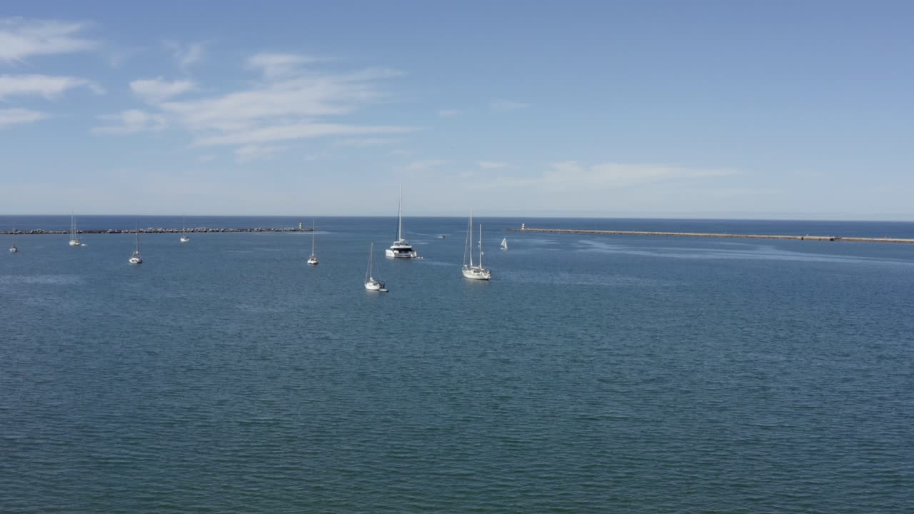 barcos de todas las formas y tamaños en el puerto de praia do mohle, portugal