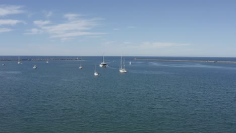 Barcos-De-Todas-Las-Formas-Y-Tamaños-En-El-Puerto-De-Praia-Do-Mohle,-Portugal
