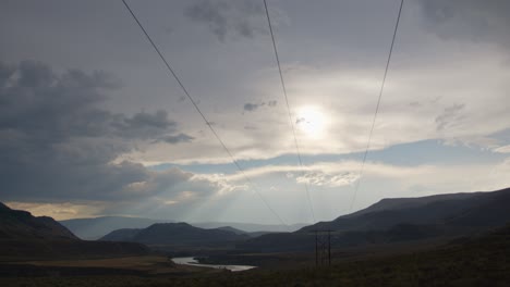 líneas eléctricas con una vista panorámica del valle del río thompson