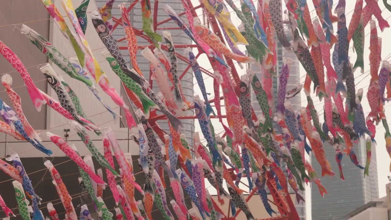 Aquiloni colorati a forma di carpa - Koinobori sventolati in Giappone per celebrare il Giorno dei Bambini. - Scatto ravvicinato