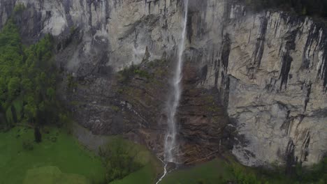 Staubbach-Falls-Cascada-En-Alto,-Majestuoso-Acantilado-De-Montaña-Suiza---Antena