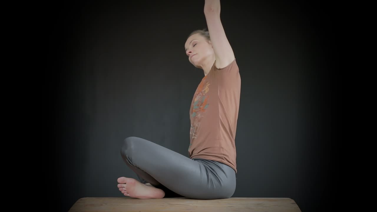 la meditación de yoga falla cuando una bonita mujer rubia se cae mientras se estira.