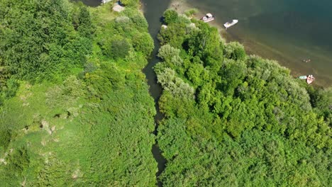 imagen de un avión no tripulado de breakfast creek alimentando el lago spirit, idaho