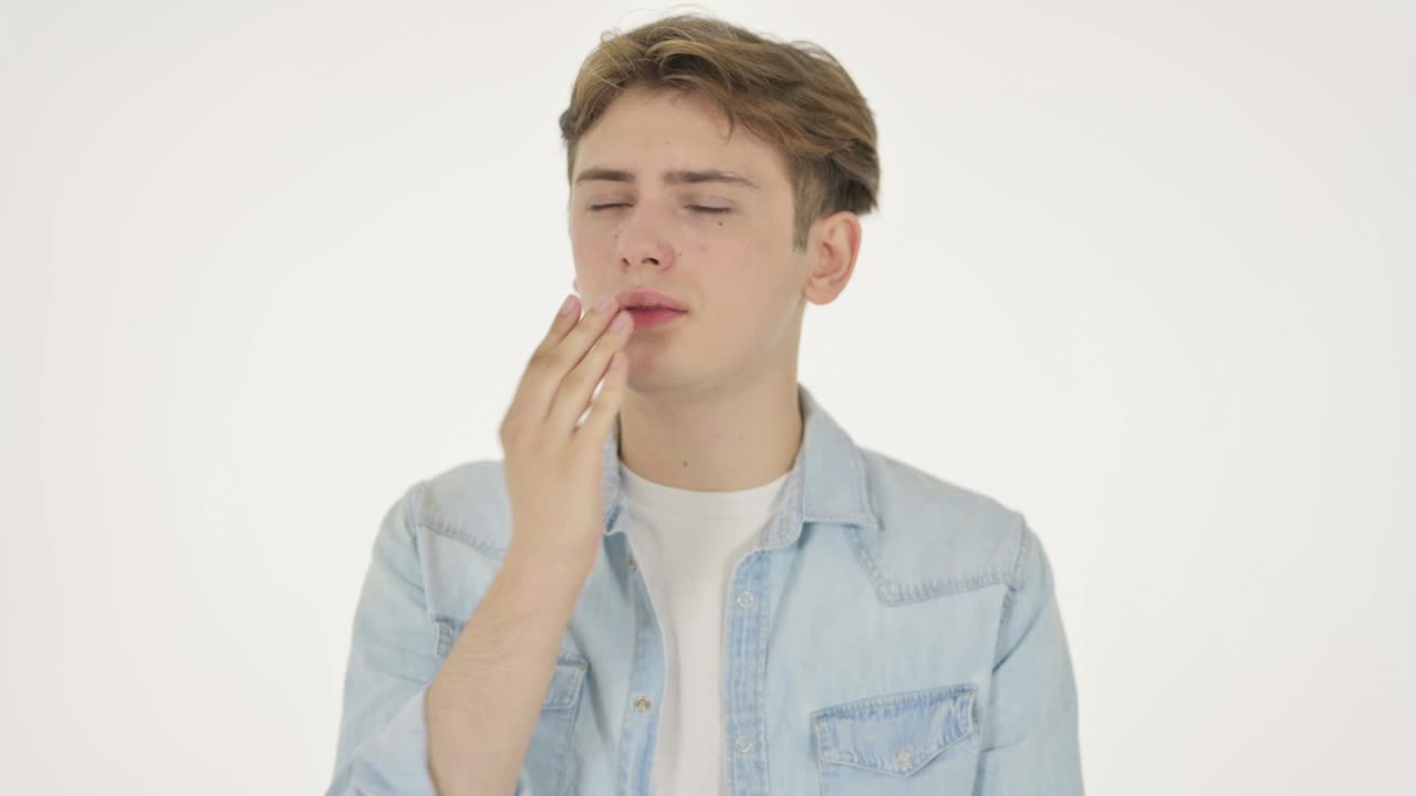joven bostezando sobre un fondo blanco