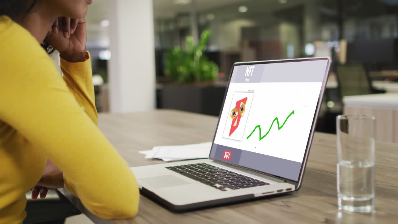 mujer de negocios afroamericana usando una computadora portátil para llamadas de video con procesamiento de datos